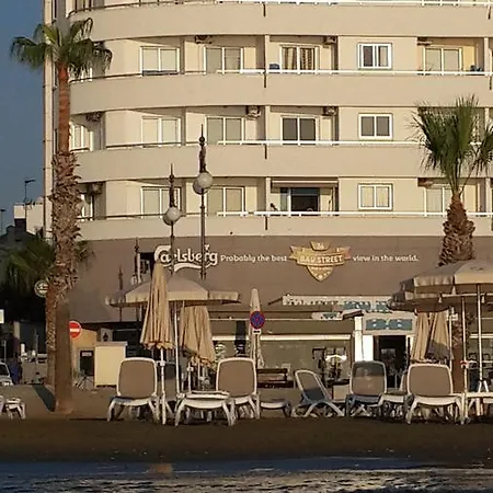 Larnaca Penthouse Δωμάτια σε οικογενειακή κατοικία