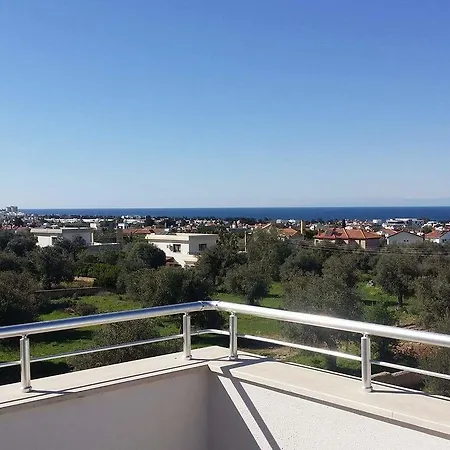 Larnaca Penthouse Δωμάτια σε οικογενειακή κατοικία Κερύνεια