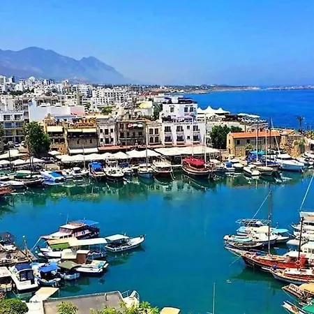 Δωμάτια σε οικογενειακή κατοικία Larnaca Penthouse *